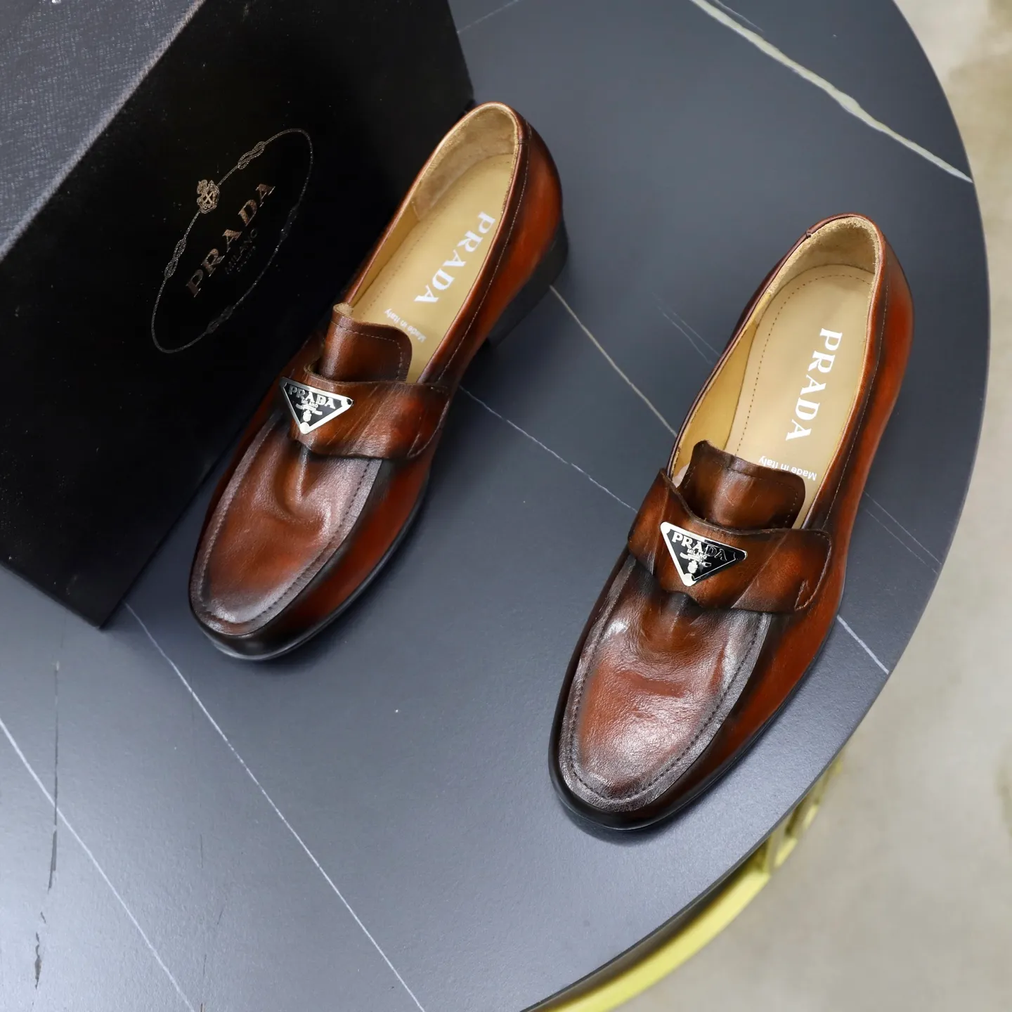 Ex-factory price: 520💰[PRADA] Prada's new casual men's shoes are launched in Hong Kong counters. Official website 1:1 production. Italian washed cowhide + water-dyed leather lining. Designed by European and American masters. Perfect shape to create counter quality, solid color rubber wear-resistant outsole and classic dazzling head! Super versatile and very comfortable. High-end without losing taste, fashionable and novel! ! Absolute focus! 3 colors available! Code number 38-45